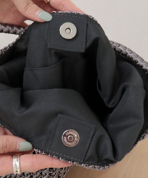 fredy emue(フレディエミュ)の「メタリックコード柄編みワンハンドルバッグ(ショルダーバッグ・レディース・シルバー/チャコールグレー・FREE)」の19枚目の写真