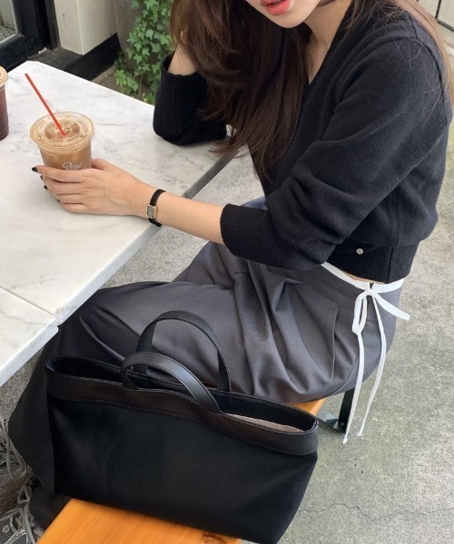 FAVORITO(ファヴォリート)の「配色切り替えサイドジップススラックス(その他パンツ・レディース・ブラック/グレー・M/S)」の4枚目の写真