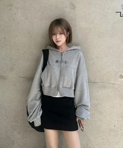 mydeepbluememories（マイディープブルーメモリーズ）の「(w) MM FLOWER GRAPHIX CROP ZIP-UP(GREY)（パーカー・レディース・グレー・ONE SIZE）」の2枚目の写真