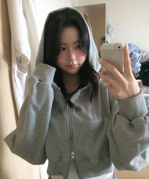 mydeepbluememories（マイディープブルーメモリーズ）の「(w) MM FLOWER GRAPHIX CROP ZIP-UP(GREY)（パーカー・レディース・グレー・ONE SIZE）」の6枚目の写真