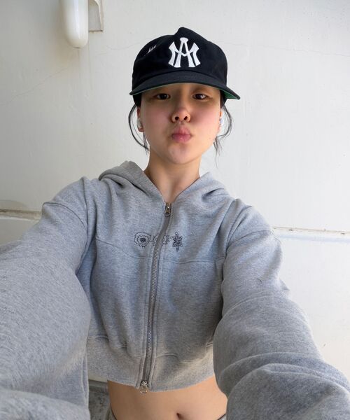mydeepbluememories（マイディープブルーメモリーズ）の「(w) MM FLOWER GRAPHIX CROP ZIP-UP(GREY)（パーカー・レディース・グレー・ONE SIZE）」の7枚目の写真