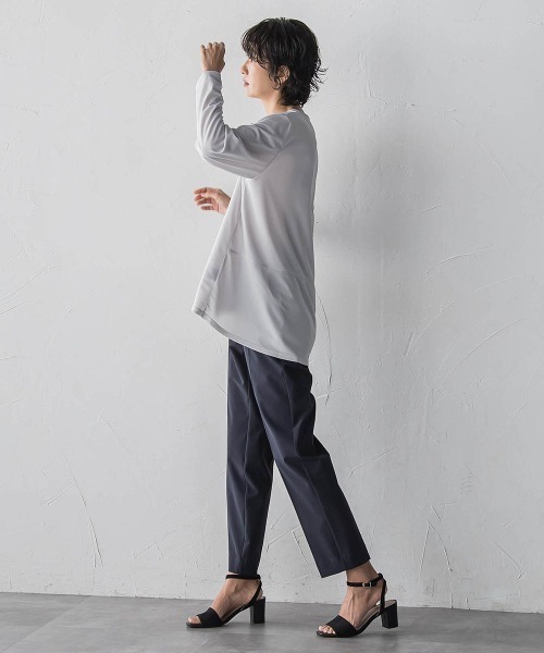 la.f…（ラエフ）の「“ブラウスのように着られる”さらさらストレッチトップス（Tシャツ/カットソー・レディース・ブラック系その他/ライトグレー・9号）」の15枚目の写真