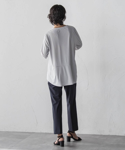 la.f…（ラエフ）の「“ブラウスのように着られる”さらさらストレッチトップス（Tシャツ/カットソー・レディース・ブラック系その他/ライトグレー・9号）」の16枚目の写真