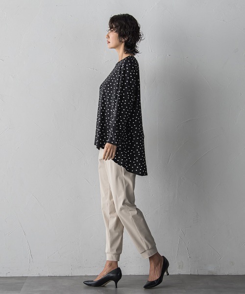 la.f…（ラエフ）の「“ブラウスのように着られる”さらさらストレッチトップス（Tシャツ/カットソー・レディース・ブラック系その他/ライトグレー・9号）」の5枚目の写真