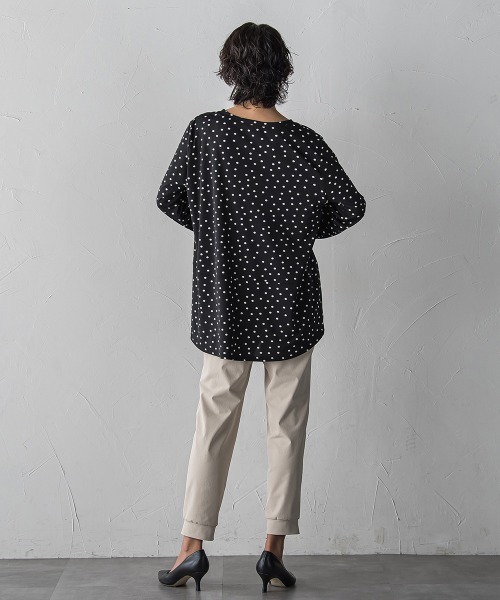 la.f…（ラエフ）の「“ブラウスのように着られる”さらさらストレッチトップス（Tシャツ/カットソー・レディース・ブラック系その他/ライトグレー・9号）」の6枚目の写真