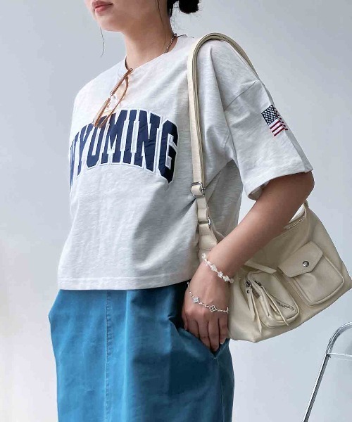 AS KNOW AS plus(アズノゥアズプラス)の「〇クロップド丈 フロントロゴ&袖刺繍 ゆったりシルエット半袖Tシャツ(Tシャツ/カットソー・レディース・チャコールグレー/レッド/ネイビー/オートミール・FREE)」の3枚目の写真