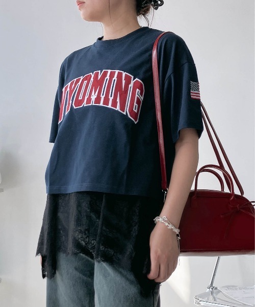 AS KNOW AS plus(アズノゥアズプラス)の「〇クロップド丈 フロントロゴ&袖刺繍 ゆったりシルエット半袖Tシャツ(Tシャツ/カットソー・レディース・チャコールグレー/レッド/ネイビー/オートミール・FREE)」の4枚目の写真