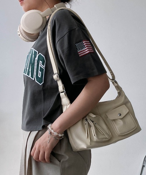 AS KNOW AS plus(アズノゥアズプラス)の「〇クロップド丈 フロントロゴ&袖刺繍 ゆったりシルエット半袖Tシャツ(Tシャツ/カットソー・レディース・チャコールグレー/レッド/ネイビー/オートミール・FREE)」の2枚目の写真