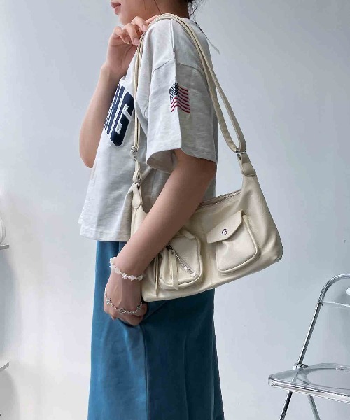 AS KNOW AS plus(アズノゥアズプラス)の「〇クロップド丈 フロントロゴ&袖刺繍 ゆったりシルエット半袖Tシャツ(Tシャツ/カットソー・レディース・チャコールグレー/レッド/ネイビー/オートミール・FREE)」の18枚目の写真