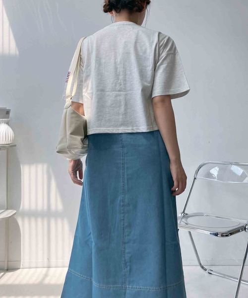 AS KNOW AS plus(アズノゥアズプラス)の「〇クロップド丈 フロントロゴ&袖刺繍 ゆったりシルエット半袖Tシャツ(Tシャツ/カットソー・レディース・チャコールグレー/レッド/ネイビー/オートミール・FREE)」の19枚目の写真