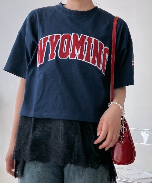 AS KNOW AS plus(アズノゥアズプラス)の「〇クロップド丈 フロントロゴ&袖刺繍 ゆったりシルエット半袖Tシャツ(Tシャツ/カットソー・レディース・チャコールグレー/レッド/ネイビー/オートミール・FREE)」の15枚目の写真