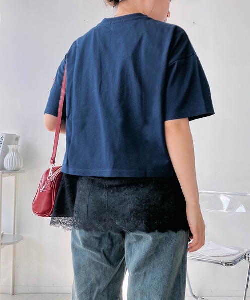 AS KNOW AS plus(アズノゥアズプラス)の「〇クロップド丈 フロントロゴ&袖刺繍 ゆったりシルエット半袖Tシャツ(Tシャツ/カットソー・レディース・チャコールグレー/レッド/ネイビー/オートミール・FREE)」の8枚目の写真