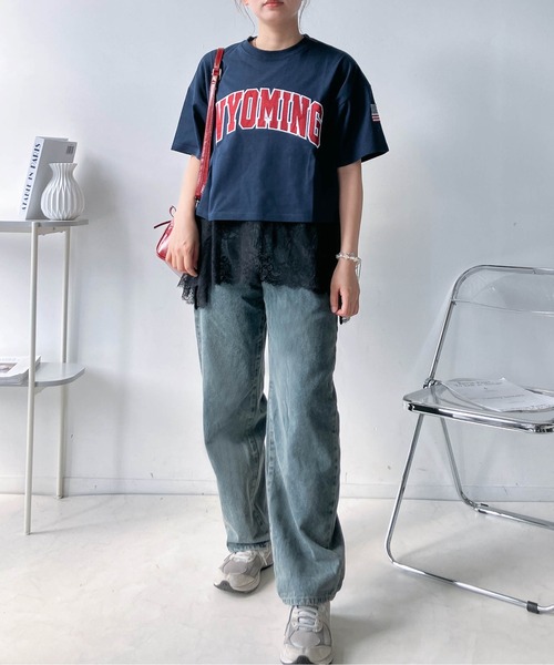 AS KNOW AS plus(アズノゥアズプラス)の「〇クロップド丈 フロントロゴ&袖刺繍 ゆったりシルエット半袖Tシャツ(Tシャツ/カットソー・レディース・チャコールグレー/レッド/ネイビー/オートミール・FREE)」の9枚目の写真