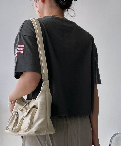 AS KNOW AS plus(アズノゥアズプラス)の「〇クロップド丈 フロントロゴ&袖刺繍 ゆったりシルエット半袖Tシャツ(Tシャツ/カットソー・レディース・チャコールグレー/レッド/ネイビー/オートミール・FREE)」の6枚目の写真