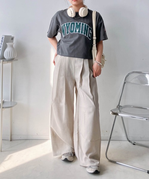 AS KNOW AS plus(アズノゥアズプラス)の「〇クロップド丈 フロントロゴ&袖刺繍 ゆったりシルエット半袖Tシャツ(Tシャツ/カットソー・レディース・チャコールグレー/レッド/ネイビー/オートミール・FREE)」の7枚目の写真