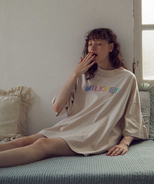 MILKFED.(ミルクフェド)の「STENCIL SAGARA EMBROIDERY S/S TEE(Tシャツ/カットソー・レディース・ホワイト/オフホワイト/チャコール・ONE SIZE)」の1枚目の写真
