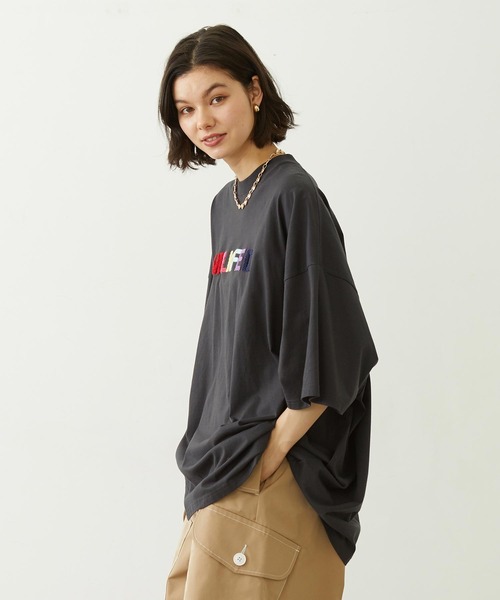MILKFED.(ミルクフェド)の「STENCIL SAGARA EMBROIDERY S/S TEE(Tシャツ/カットソー・レディース・ホワイト/オフホワイト/チャコール・ONE SIZE)」の17枚目の写真