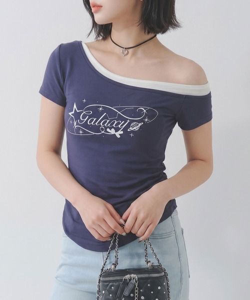 Diable baiser(ディアブルベーゼ)の「ロゴ オフショルダー Tシャツ / レイヤード風 アシンメトリー 星柄 Tシャツ エッジィ(Tシャツ/カットソー・レディース・ホワイト/ネイビー・FREE)」の2枚目の写真