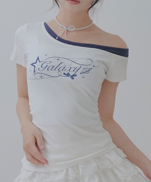Diable baiser(ディアブルベーゼ)の「ロゴ オフショルダー Tシャツ / レイヤード風 アシンメトリー 星柄 Tシャツ エッジィ(Tシャツ/カットソー・レディース・ホワイト/ネイビー・FREE)」の1枚目の写真