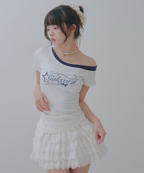 Diable baiser(ディアブルベーゼ)の「ロゴ オフショルダー Tシャツ / レイヤード風 アシンメトリー 星柄 Tシャツ エッジィ(Tシャツ/カットソー・レディース・ホワイト/ネイビー・FREE)」の4枚目の写真