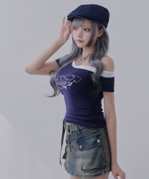 Diable baiser(ディアブルベーゼ)の「ロゴ オフショルダー Tシャツ / レイヤード風 アシンメトリー 星柄 Tシャツ エッジィ(Tシャツ/カットソー・レディース・ホワイト/ネイビー・FREE)」の7枚目の写真