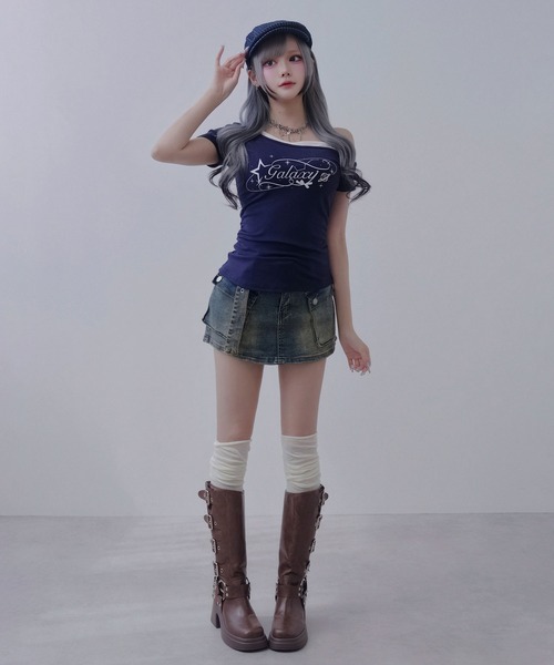 Diable baiser(ディアブルベーゼ)の「ロゴ オフショルダー Tシャツ / レイヤード風 アシンメトリー 星柄 Tシャツ エッジィ(Tシャツ/カットソー・レディース・ホワイト/ネイビー・FREE)」の8枚目の写真