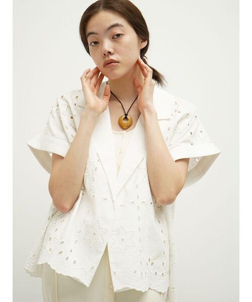 FIKA.(フィーカ)の「Eyelet embroidery cotton jacket(ベスト・レディース・ブラック/ホワイト・MEDIUM)」の5枚目の写真
