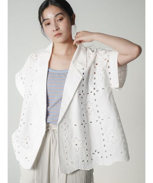 FIKA.(フィーカ)の「Eyelet embroidery cotton jacket(ベスト・レディース・ブラック/ホワイト・MEDIUM)」の9枚目の写真