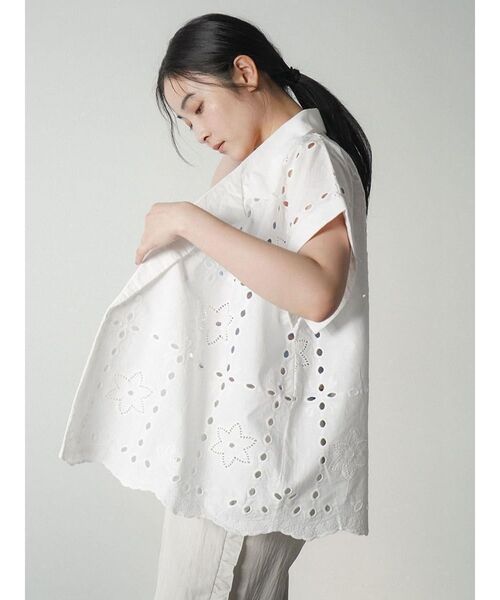 FIKA.(フィーカ)の「Eyelet embroidery cotton jacket(ベスト・レディース・ブラック/ホワイト・MEDIUM)」の10枚目の写真