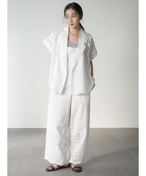 FIKA.(フィーカ)の「Eyelet embroidery cotton jacket(ベスト・レディース・ブラック/ホワイト・MEDIUM)」の11枚目の写真