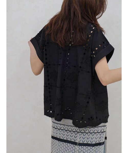 FIKA.(フィーカ)の「Eyelet embroidery cotton jacket(ベスト・レディース・ブラック/ホワイト・MEDIUM)」の14枚目の写真