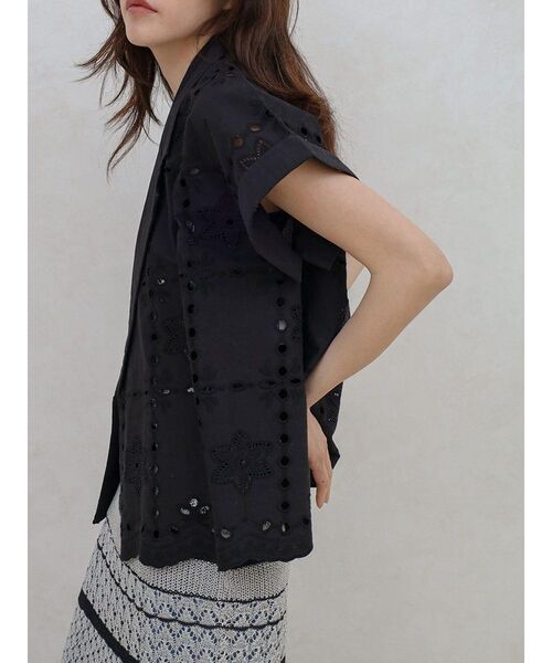 FIKA.(フィーカ)の「Eyelet embroidery cotton jacket(ベスト・レディース・ブラック/ホワイト・MEDIUM)」の15枚目の写真