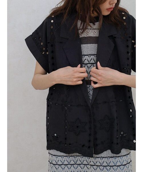 FIKA.(フィーカ)の「Eyelet embroidery cotton jacket(ベスト・レディース・ブラック/ホワイト・MEDIUM)」の16枚目の写真