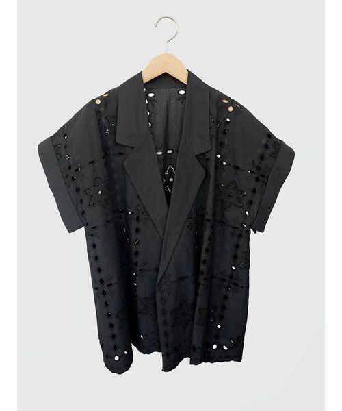 FIKA.(フィーカ)の「Eyelet embroidery cotton jacket(ベスト・レディース・ブラック/ホワイト・MEDIUM)」の4枚目の写真