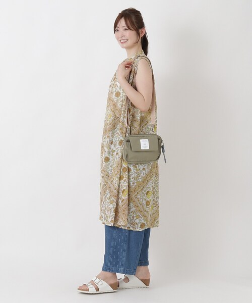 one'sterrace(ワンズテラス)の「JOUET ジョエット コードチャームミニショルダー(ショルダーバッグ・レディース・ベージュ系9/ブラック系8/カーキ系5・99)」の8枚目の写真