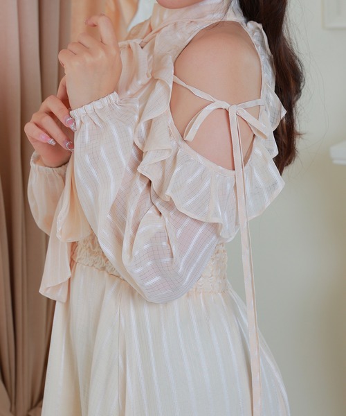 Anely(アネリー)の「ストライプ ボウタイ リボン オープン ショルダー ワンピース(ワンピース・レディース・ブラック/ホワイト/ベージュ・FREE)」の16枚目の写真