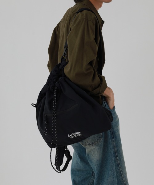 GERRY(ジェリー)の「GERRY 撥水加工 軽量 3WAY マルチ ナップサック リュックサック ショルダーバッグ 男女兼用(ショルダーバッグ・メンズ・ブラック・FREE)」の11枚目の写真