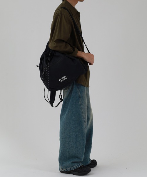 GERRY(ジェリー)の「GERRY 撥水加工 軽量 3WAY マルチ ナップサック リュックサック ショルダーバッグ 男女兼用(ショルダーバッグ・メンズ・ブラック・FREE)」の12枚目の写真