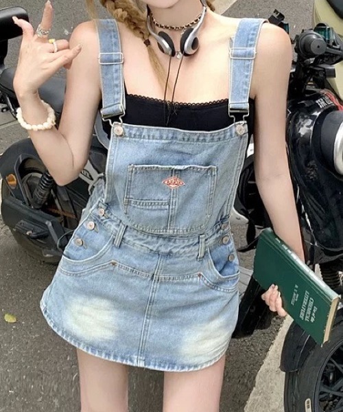 SHEENA(シーナ)の「ロゴパッチ付きデニムミニジャンスカパン(サロペット/オーバーオール・レディース・ライトブルー・M)」の3枚目の写真