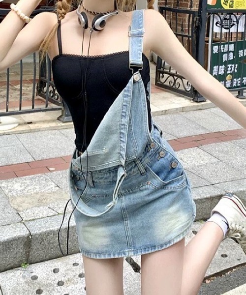 SHEENA(シーナ)の「ロゴパッチ付きデニムミニジャンスカパン(サロペット/オーバーオール・レディース・ライトブルー・M)」の9枚目の写真