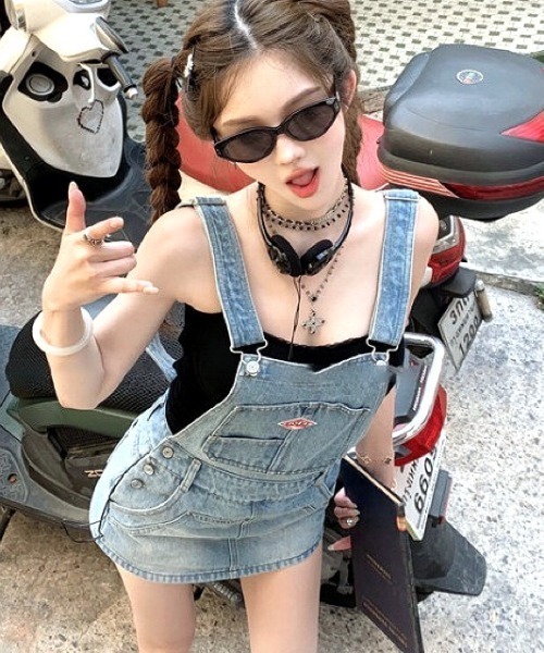 SHEENA(シーナ)の「ロゴパッチ付きデニムミニジャンスカパン(サロペット/オーバーオール・レディース・ライトブルー・M)」の14枚目の写真