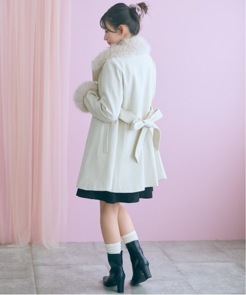marun(マルン)の「<大きいサイズ>フェイクファー付Aラインコート marun(テーラードジャケット・レディース・アイボリー/チャコールグレー・5L/4L/3L/LL/L)」の5枚目の写真