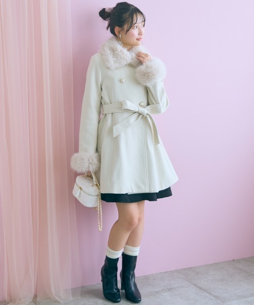 marun(マルン)の「<大きいサイズ>フェイクファー付Aラインコート marun(テーラードジャケット・レディース・アイボリー/チャコールグレー・5L/4L/3L/LL/L)」の3枚目の写真