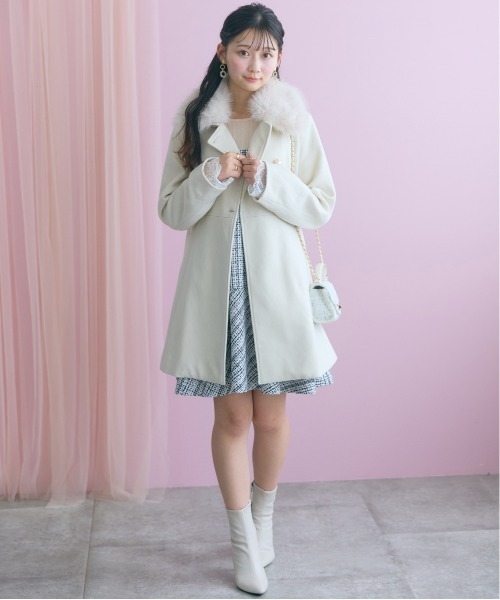 marun(マルン)の「<大きいサイズ>フェイクファー付Aラインコート marun(テーラードジャケット・レディース・アイボリー/チャコールグレー・5L/4L/3L/LL/L)」の8枚目の写真