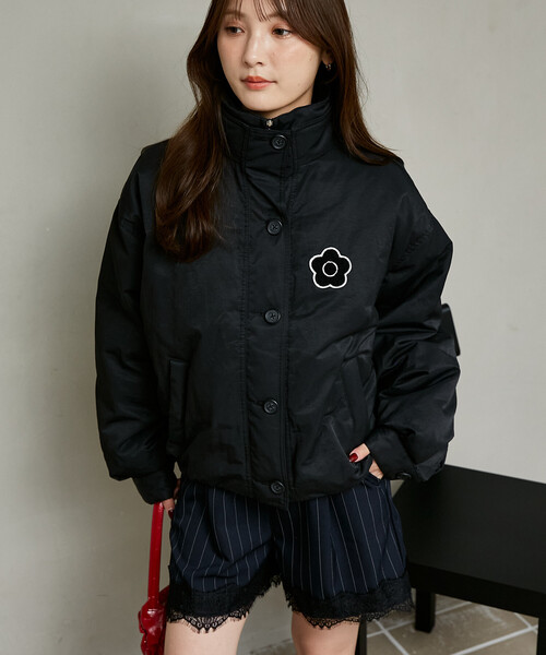 MARY QUANT(マリークワント)の「MARY QUANT × PUBLUX/マリークワント 別注 中綿 相良 ワッペン スタンドカラー ショートコート 限定展開(ブルゾン・レディース・ベージュ/ブラック・フリ-)」の3枚目の写真