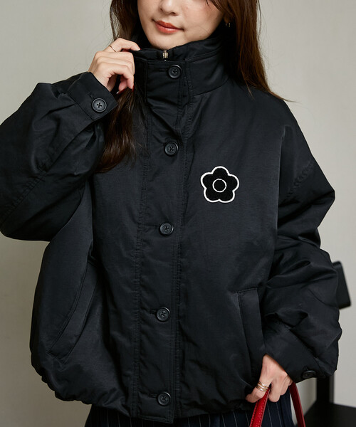 MARY QUANT(マリークワント)の「MARY QUANT × PUBLUX/マリークワント 別注 中綿 相良 ワッペン スタンドカラー ショートコート 限定展開(ブルゾン・レディース・ベージュ/ブラック・フリ-)」の4枚目の写真