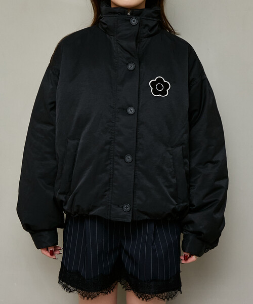 MARY QUANT(マリークワント)の「MARY QUANT × PUBLUX/マリークワント 別注 中綿 相良 ワッペン スタンドカラー ショートコート 限定展開(ブルゾン・レディース・ベージュ/ブラック・フリ-)」の5枚目の写真