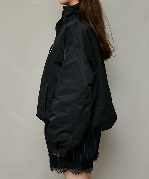 MARY QUANT(マリークワント)の「MARY QUANT × PUBLUX/マリークワント 別注 中綿 相良 ワッペン スタンドカラー ショートコート 限定展開(ブルゾン・レディース・ベージュ/ブラック・フリ-)」の6枚目の写真