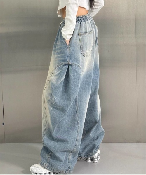 &soiree(アンドソワレ)の「サイドタック切り替えデニムイージーカーブパンツ(デニムパンツ・レディース・ブルー/ブラック・LARGE/MEDIUM/SMALL)」の4枚目の写真