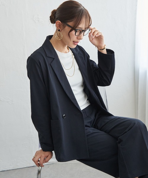 IKKA LOUNGE(イッカラウンジ)の「【セットアップ対応】GOKU楽ワーク ダブルブレストジャケット(テーラードジャケット・レディース・ベージュ/ネイビー・M/L)」の2枚目の写真